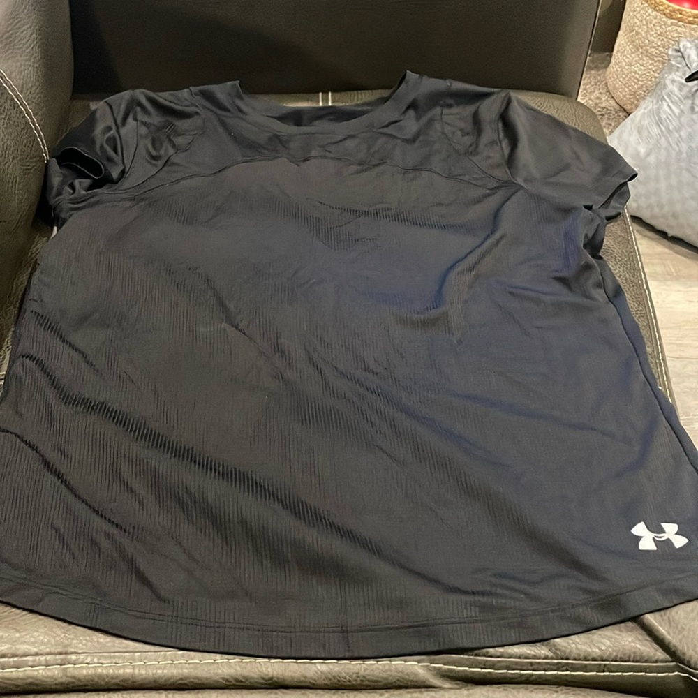 Women’s under armour lightweight athletic material size medium tee shirt